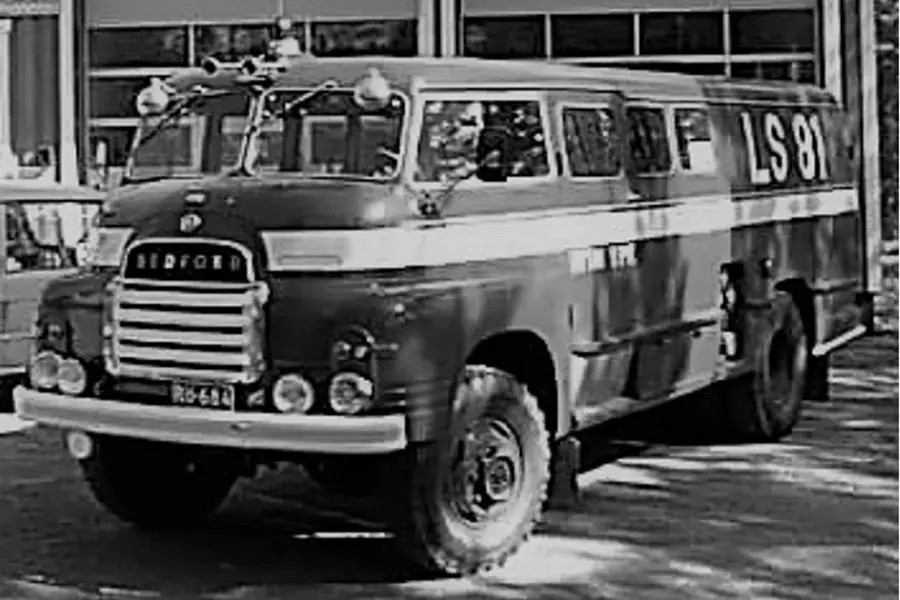 Vanha valokuva Bedford -merkkisestä paloautosta